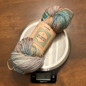 Green Button Jar Yarn Skein 🇨🇦